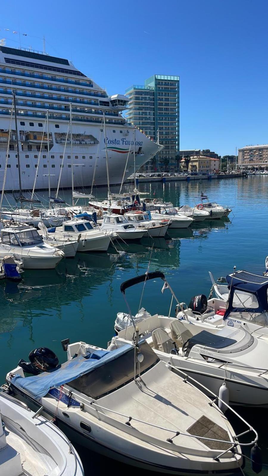 Il Talismano-In Citta -Vicino Al Mare Apartment Savona Luaran gambar